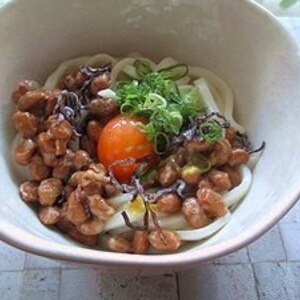 主婦のお昼ごはん  釜玉風の納豆うどん